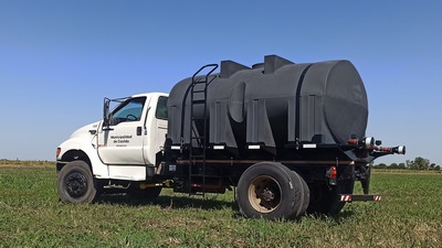 Equipo regador sobre camión. Riego para caminos, comunas, municipalidades, construcción de rutas.