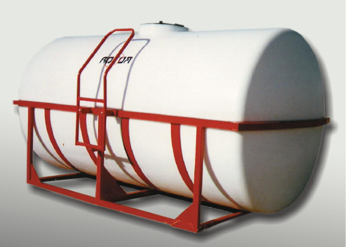 Tanque Horizontal plástico con cuna metálica de 6.700 Lts.